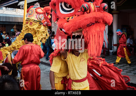 Dragon Tänzer Usher in das neue Jahr, indem Sie einen Tanz Ritual außerhalb der lokalen Unternehmen in der Feier des Chinesischen Neuen Jahres Stockfoto