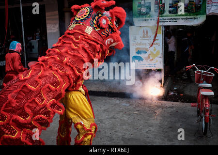 Dragon Tänzer Usher in das neue Jahr, indem Sie einen Tanz Ritual außerhalb der lokalen Unternehmen in der Feier des Chinesischen Neuen Jahres Stockfoto