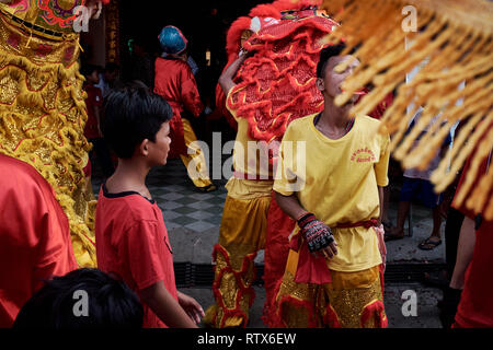 Dragon Tänzer Usher in das neue Jahr, indem Sie einen Tanz Ritual außerhalb der lokalen Unternehmen in der Feier des Chinesischen Neuen Jahres Stockfoto