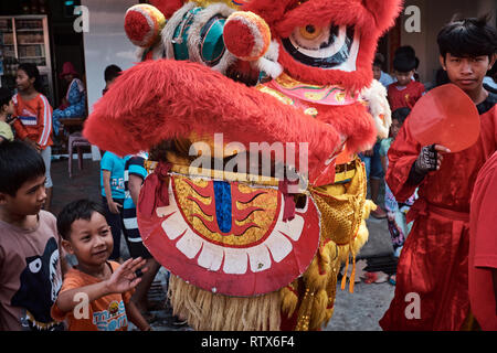 Dragon Tänzer Usher in das neue Jahr, indem Sie einen Tanz Ritual außerhalb der lokalen Unternehmen in der Feier des Chinesischen Neuen Jahres Stockfoto