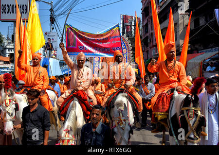 Anhänger Pferd gesehen, durch die Straßen während der Prozession. Anhänger von Bharat Sevashram Sangha organisiert eine religiöse Prozession der Maha Shivaratri Festival, die am 4. März stattfindet, in den Straßen von Kalkutta, Indien zu markieren. Stockfoto