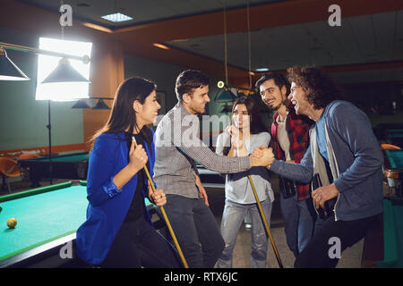 Gruppe von Freunden in der Billard Club lachen. Stockfoto