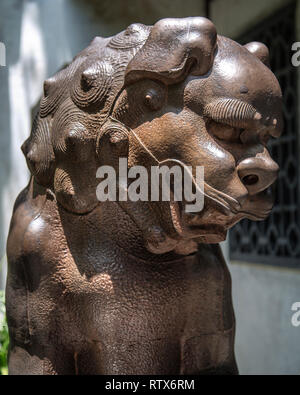 Detail eines chinesischen Bronze Lion aka Imperial Guardian Löwe in den Yu Garten, das alte Shanghai, China Stockfoto