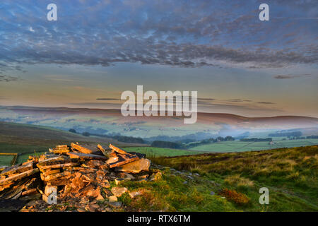 Blick von Shackleton Knoll Moorlandschaften über Hebden Bridge, Hardcastle Crags, Calderdale, West Yorkshire Stockfoto