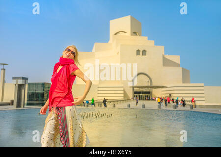 Glückliche Frau vor der berühmten Museum entlang der Corniche in der Nähe von Dhow Hafen in der katarischen Hauptstadt entfernt. Kaukasische touristische Genießen in Doha, Naher Osten Stockfoto