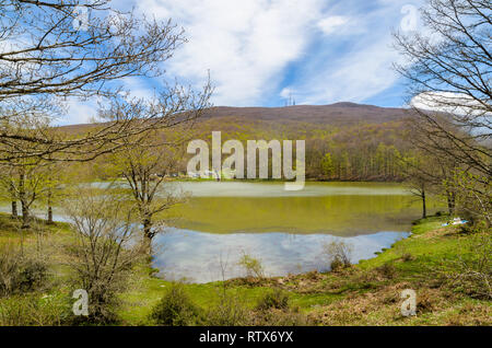 Die schöne Landschaft der ruhigen See Wasser mit grünen Hügeln, Bäume, Himmel und Wolken auf der Oberfläche reflektiert. Maulazzo See, Cesarò, Nebrodi Park, Sizilien. Stockfoto