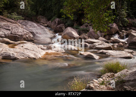 Kleiner Wasserfall in Yersin Nationalpark, Ninh Thuan, Nha Trang, Vietnam, Asien Stockfoto