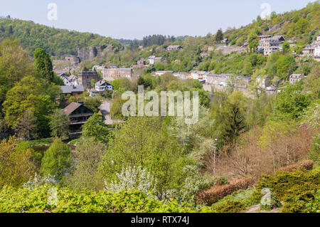 Die historische Stadt La Roche-en-Ardenne mit der Burg im Hintergrund von einem Hügel im frühen Frühjahr gesehen. Stockfoto