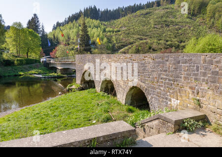 Die historische Brücke über den Fluss Ourthe, in das Dorf Maboge in der Nähe von La Roche-en-Ardenne in Belgien. Es ist ein sonniger Tag im frühen Frühling. Stockfoto