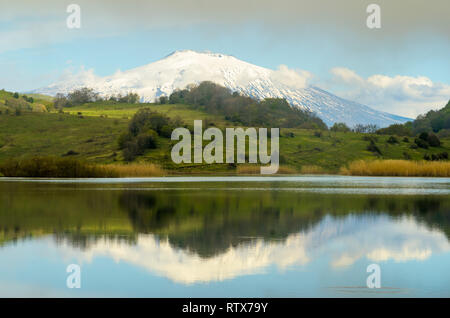 Vulkan Ätna auf biviere See - Cesaro' spiegeln, Nebrodi Park, Sizilien. Stockfoto