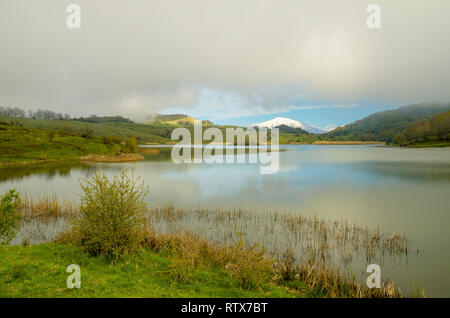 Vulkan Ätna auf biviere See - Cesaro' spiegeln, Nebrodi Park, Sizilien. Stockfoto