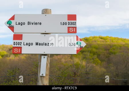 Wegweiser zum See Maulazzo und Biviere di Cesarò. Nebrodi Park, Sizilien, Italien Stockfoto