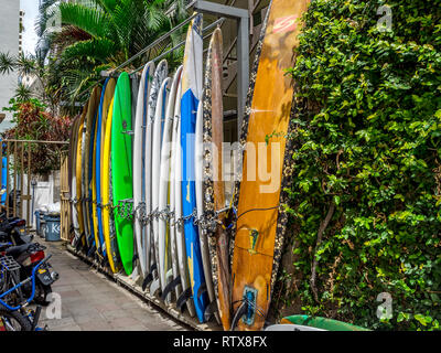 Surfbrettverleih warten auf Touristen in Waikiki am 24. April 2014 in Oahu. Waikiki Beach ist direkt am Strand von Honolulu, Am besten für whit bekannt Stockfoto