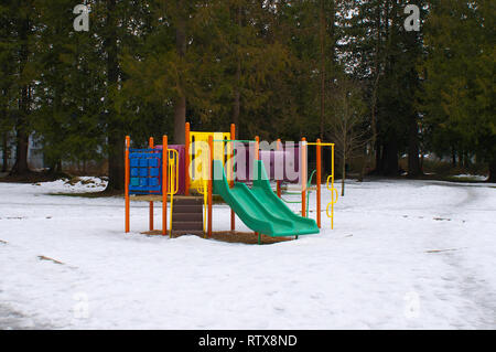 Bunte Kinder play station während des Winters mit Schnee auf dem Boden. Stockfoto