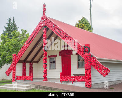 Haus der Begegnung Hauaroa Wharenui geschnitzt, Morero Marae, Taumarunui, König Land, Neuseeland Stockfoto