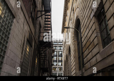 Notausgang Treppen und Leiter, aus Metall, auf einer typischen Nordamerikanischen alten Backsteingebäude aus dem alten Montreal, Quebec, Kanada. Diese Treppen, gemacht wurden. Stockfoto