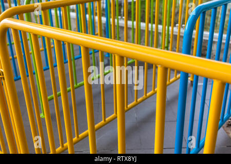 Handlauf Rohre in Gelb, Grün, Blau lackiert Stockfoto