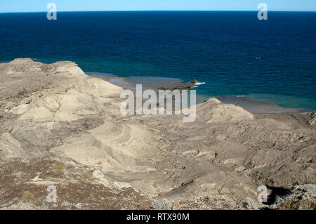 Typische Sedimentgesteine und die Landschaft von Puerto Piramides, die Halbinsel Valdes, Chubut, Patagonien Argentinien Stockfoto