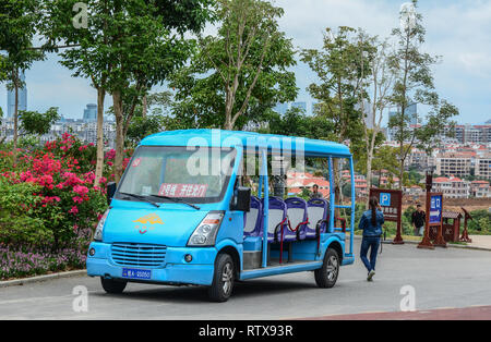 Nanning, China - Nov 1, 2015. Elektrische Karre für Passagiere vor dem botanischen Garten in Nanning, China wartet. Stockfoto