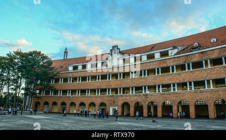 Dalat, Vietnam - 25.November 2017. Blick auf Lycee Yersin Schule in Dalat, Vietnam. Die Schule wurde 1927 in Dalat gegründet, um die Kinder in Französisch zu erziehen Stockfoto