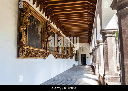 Quito, Ecuador, Juli 2018: Die fluren der Innenhof des Santo Domingo Kloster, wo Sie die Bögen und Säulen und die Colonia sehen können Stockfoto