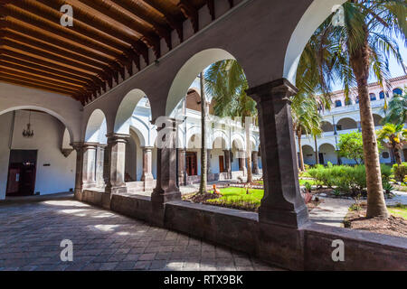 Quito, Ecuador, Juli 2018: Die fluren der Innenhof des Santo Domingo Kloster, wo Sie die Bögen und Säulen und die Colonia sehen können Stockfoto