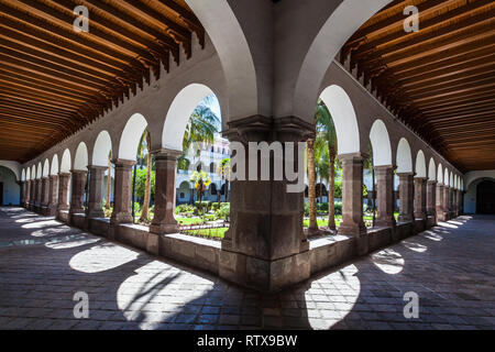 Quito, Ecuador, Juli 2018: Die fluren der Innenhof des Santo Domingo Kloster, wo Sie die Bögen und Säulen und die Colonia sehen können Stockfoto