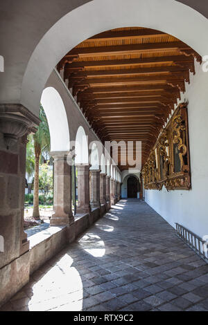 Quito, Ecuador, Juli 2018: Die fluren der Innenhof des Santo Domingo Kloster, wo Sie die Bögen und Säulen und die Colonia sehen können Stockfoto