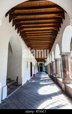 Quito, Ecuador, Juli 2018: Die fluren der Innenhof des Santo Domingo Kloster, wo Sie die Bögen und Säulen und die Colonia sehen können Stockfoto