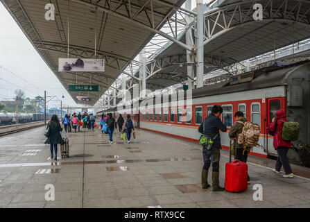 Nanning, China - Nov 1, 2015. Passagiere am Bahnhof in Nanning, China. Nanning ist ein Tor für Reisende von und nach Vietnam. Stockfoto