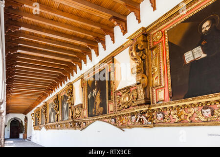 Quito, Ecuador, Juli 2018: Die fluren der Innenhof des Santo Domingo Kloster, wo Sie die Bögen und Säulen und die Colonia sehen können Stockfoto