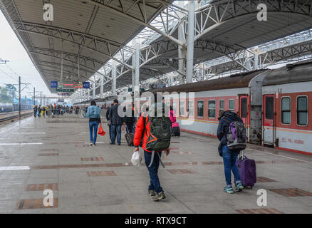 Nanning, China - Nov 1, 2015. Passagiere am Bahnhof in Nanning, China. Nanning ist ein Tor für Reisende von und nach Vietnam. Stockfoto