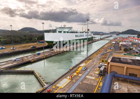 Großen transatlantischen Frachter vom Atlantik zum Pazifik, in Miraflores Schleusen in Panama Canal Stockfoto