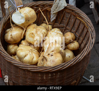 Stapel von frischem Pachyrhizus erosus (Mexikanische yam Bean) für Verkauf an ländlichen Markt. Stockfoto