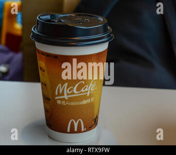 Nanning, China - Nov 1, 2015. Sie heißen Kaffee im Pappbecher bei McDonalds Restaurant in Nanning, China. Stockfoto