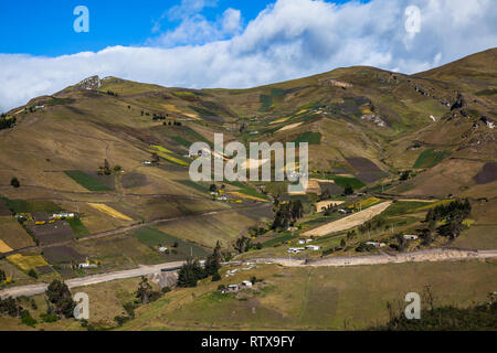 Andengemeinschaft landwirtschaftliche Fläche in der Provinz Cotopaxi, Zumbahua. Kulturen zwischen Bergen und Felsen Stockfoto