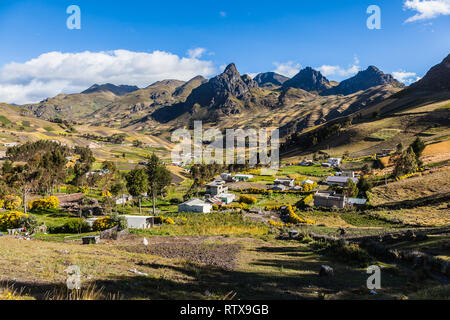 Andengemeinschaft landwirtschaftliche Fläche in der Provinz Cotopaxi, Zumbahua. Kulturen zwischen Bergen und Felsen Stockfoto