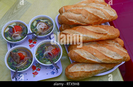 Vietnamesische Baguette (Banh MI) mit Schweinefleisch und Sauce zum Frühstück. Banh MI ist eine berühmte und sehr beliebten Straße Essen in Vietnam. Stockfoto