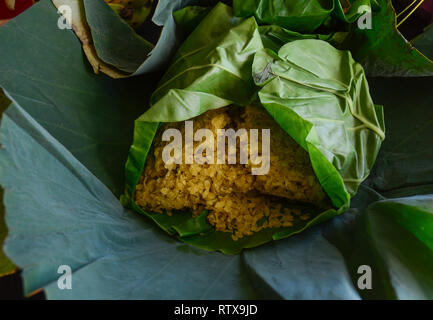 Getrocknet Reis mit grünen Blättern (Banh Com Hanoi) am Haus. Stockfoto