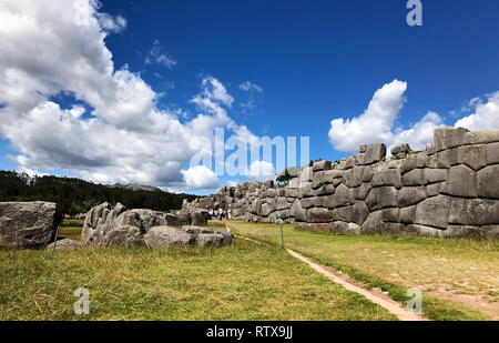 Die Inka Ruinen von Sacsayhuaman am Stadtrand von Cusco, Peru Stockfoto