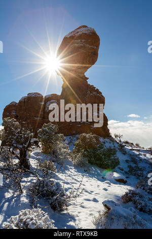 Balanced Rock im Arches National Park Anfang Winter mit viel Schnee auf dem Boden Stockfoto