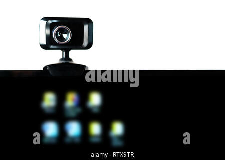 USB-Webcam, Webcam, montiert auf Computer Monitor mit unscharfen Symbole auf dem Bildschirm schwarz. Video Streaming, Webinar, Conference Call. Datenschutz, Ne Stockfoto