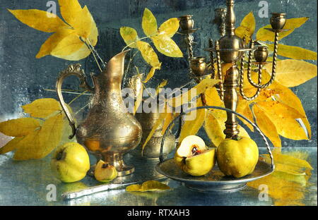 Stillleben mit Quitten und ein Kupfer Kanne auf einem nassen Glas Stockfoto