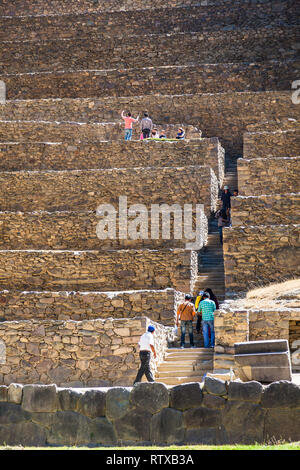 Cuzco, Peru, Juli 2018: Touristen aus aller Besuchen Sie die eindrucksvollen Ruinen der Inka Gebäude, Terrassen und Treppen aus Stein von Ollantaytambo Stockfoto