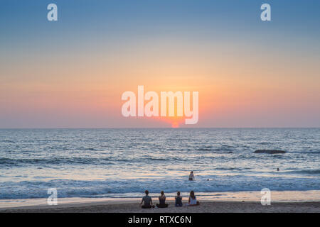 Die Leute am Strand bei Sonnenuntergang in Agonda, Goa, Indien. Stockfoto