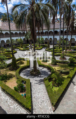 Quito, Ecuador, August 2108: Die Höfe der San Francisco Convent sind das ganze Jahr über, wo Sie die koloniale Arc bewundern kann. Stockfoto