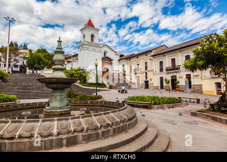 Quito, Ecuador, Juli 2018: die Plaza und die Kirche von San Blas, wo gibt es einen Brunnen, Stein und Bronze, und Treppen, als der Eingang zum histo Stockfoto