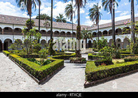 Quito, Ecuador, August 2108: Die Höfe der San Francisco Convent sind das ganze Jahr über, wo Sie die koloniale Arc bewundern kann. Stockfoto