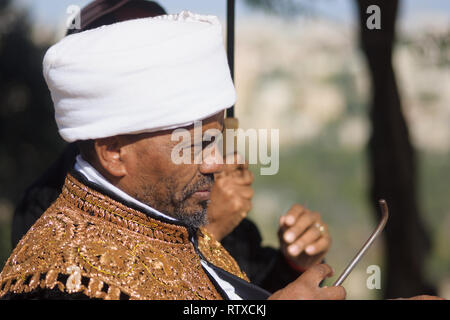 JERUSALEM - 20.November 2014: Porträt einer Kes, religiöse Führer der äthiopischen Juden, Ankunft in die Sigd betet, in Jerusalem, Israel. Die Sigd wird ein Stockfoto