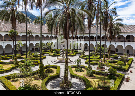 Quito, Ecuador, August 2108: Die Höfe der San Francisco Convent sind das ganze Jahr über, wo Sie die koloniale Arc bewundern kann. Stockfoto